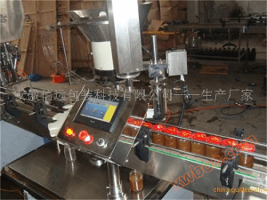 De productielijn voor het vullen van saus in flessen