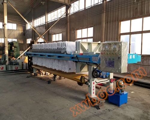 Small scale sludge filter press